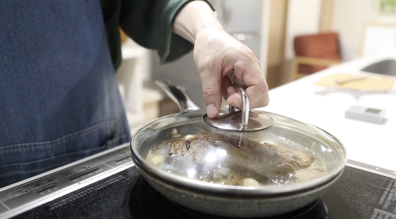 煮豚 蓋をして弱火で半煮え半蒸しにする
