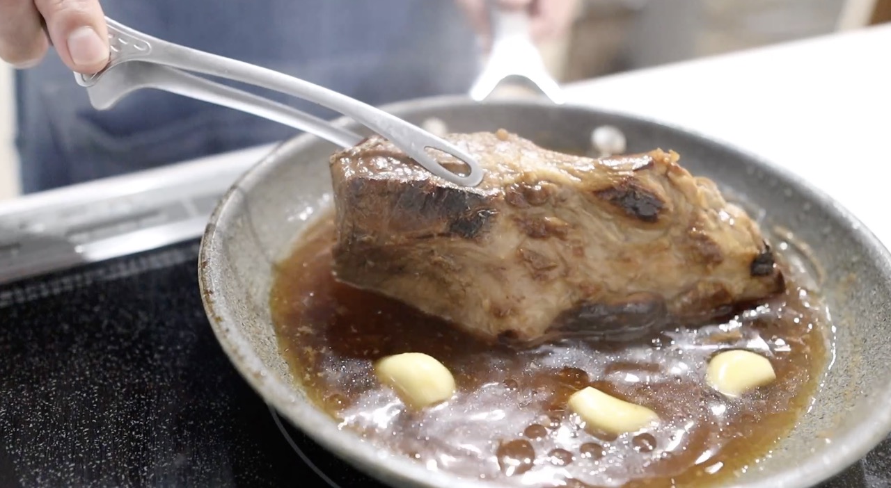 煮豚 30分たったら肉をひっくり返す