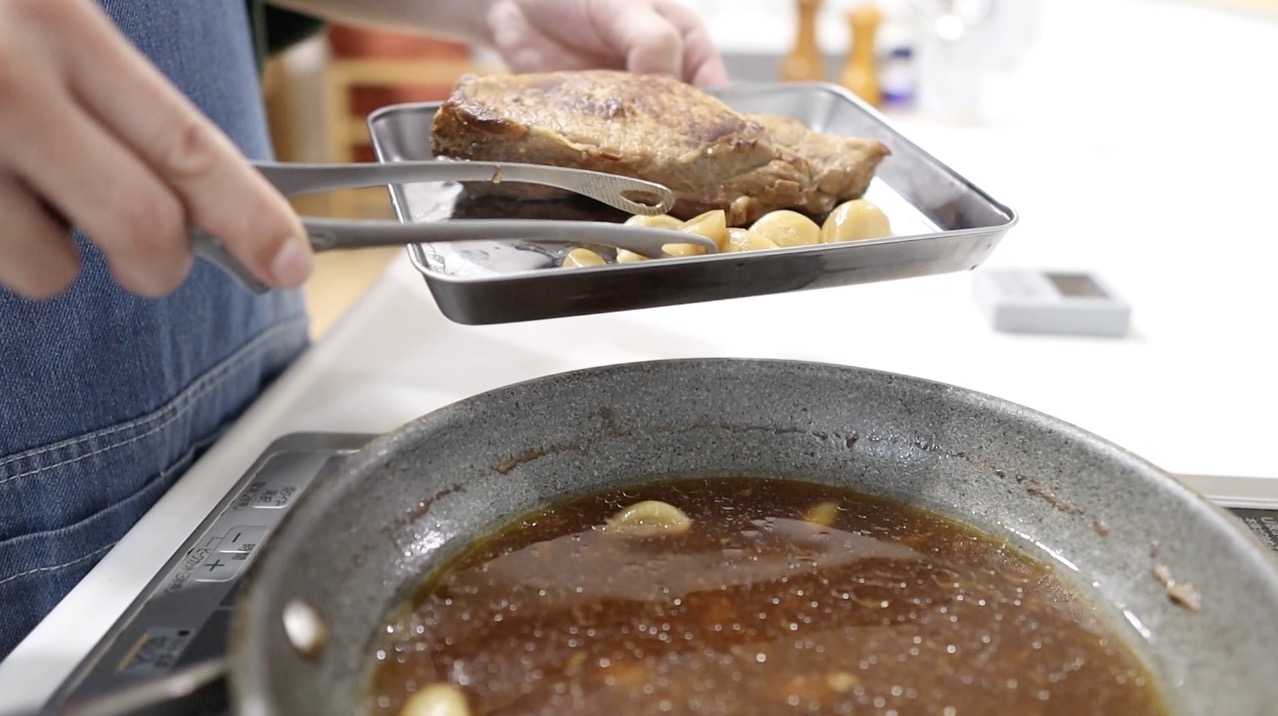 煮豚 1時間煮た肉とにんにくを取り出す