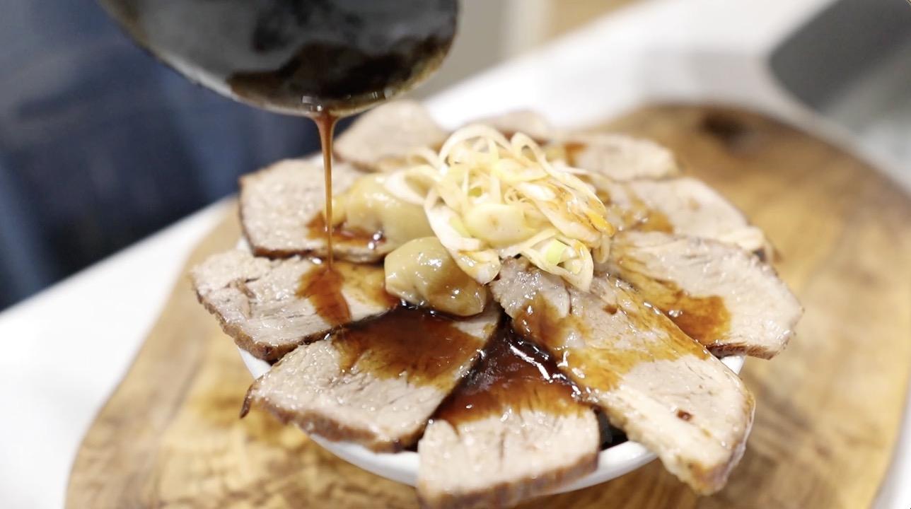 煮豚丼 薬味だれとタレをかけて完成