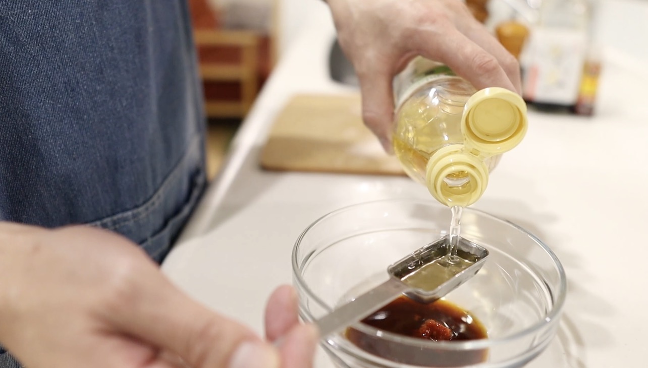 よだれ鶏のタレの調味料をボウルに入れる