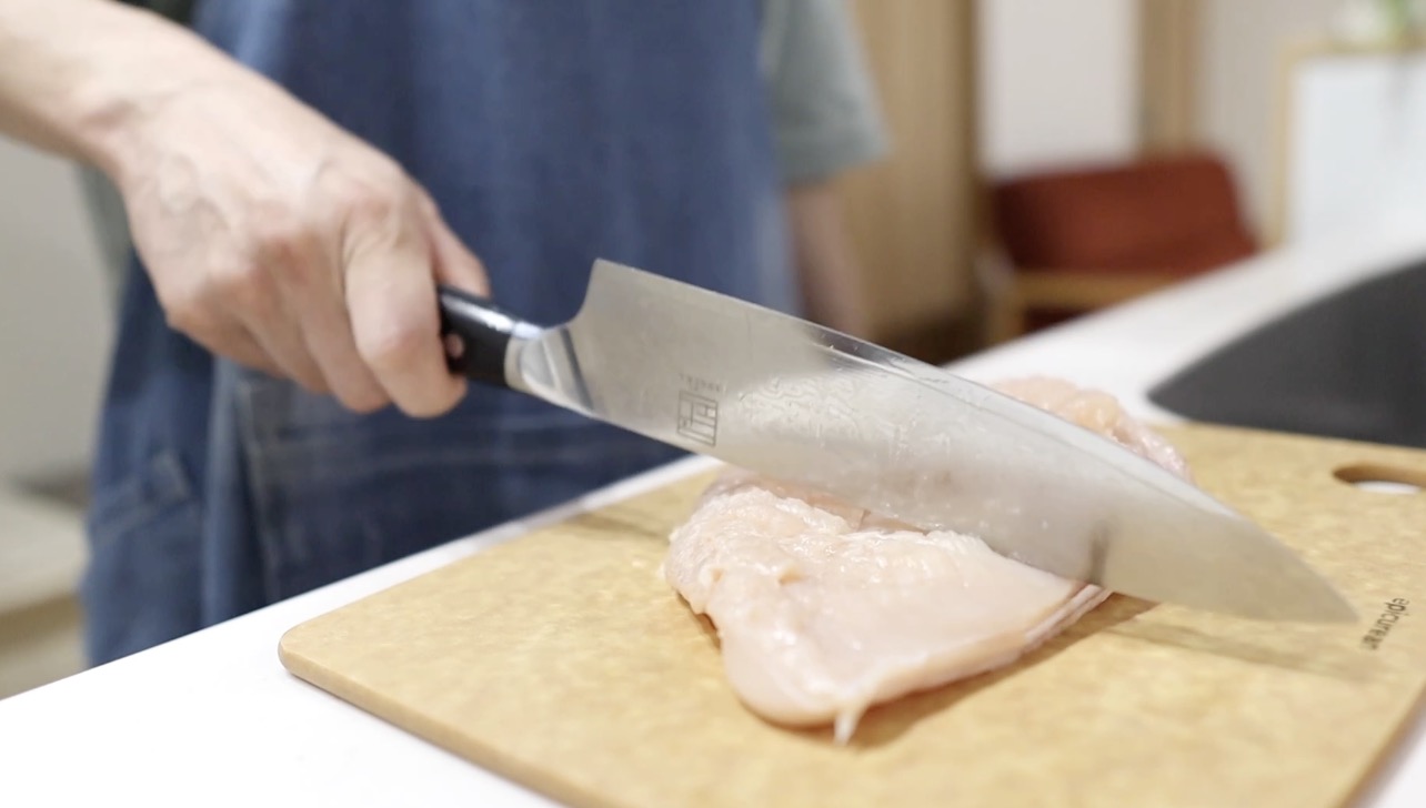 鶏むね肉の皮を外して包丁で叩く
