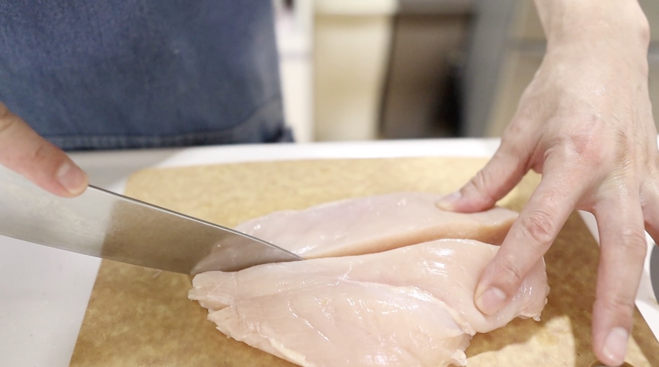 鶏むね肉を縦半分にカットする