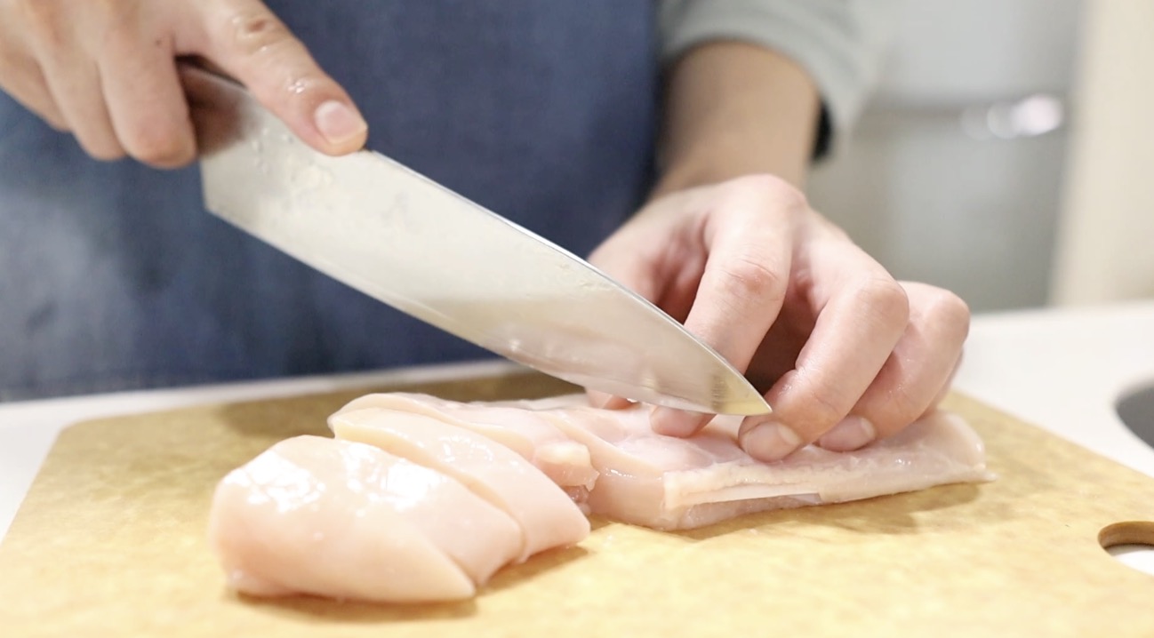 鶏むね肉をスライスする