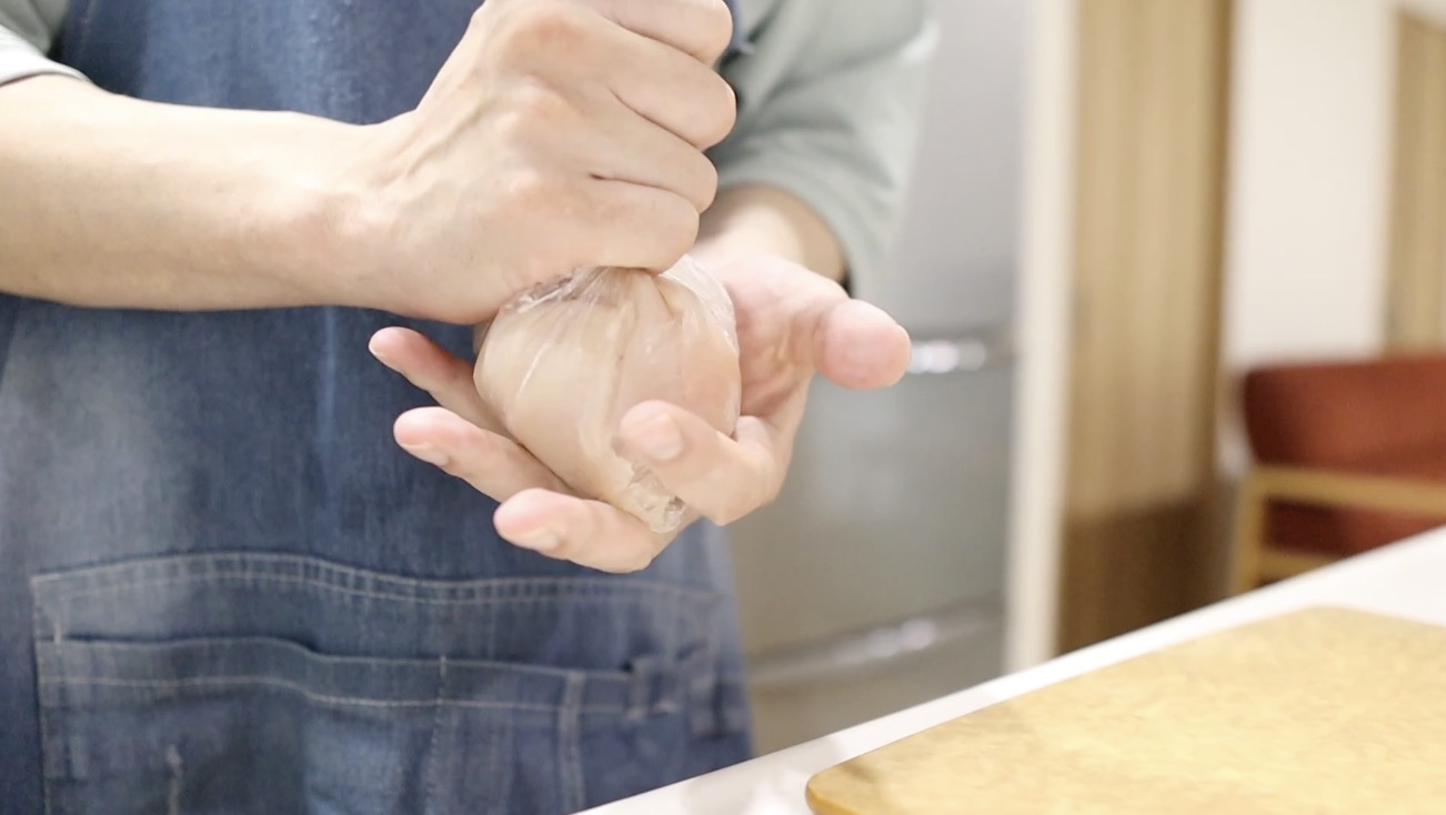 袋で鶏むね肉に砂糖をもみ込む