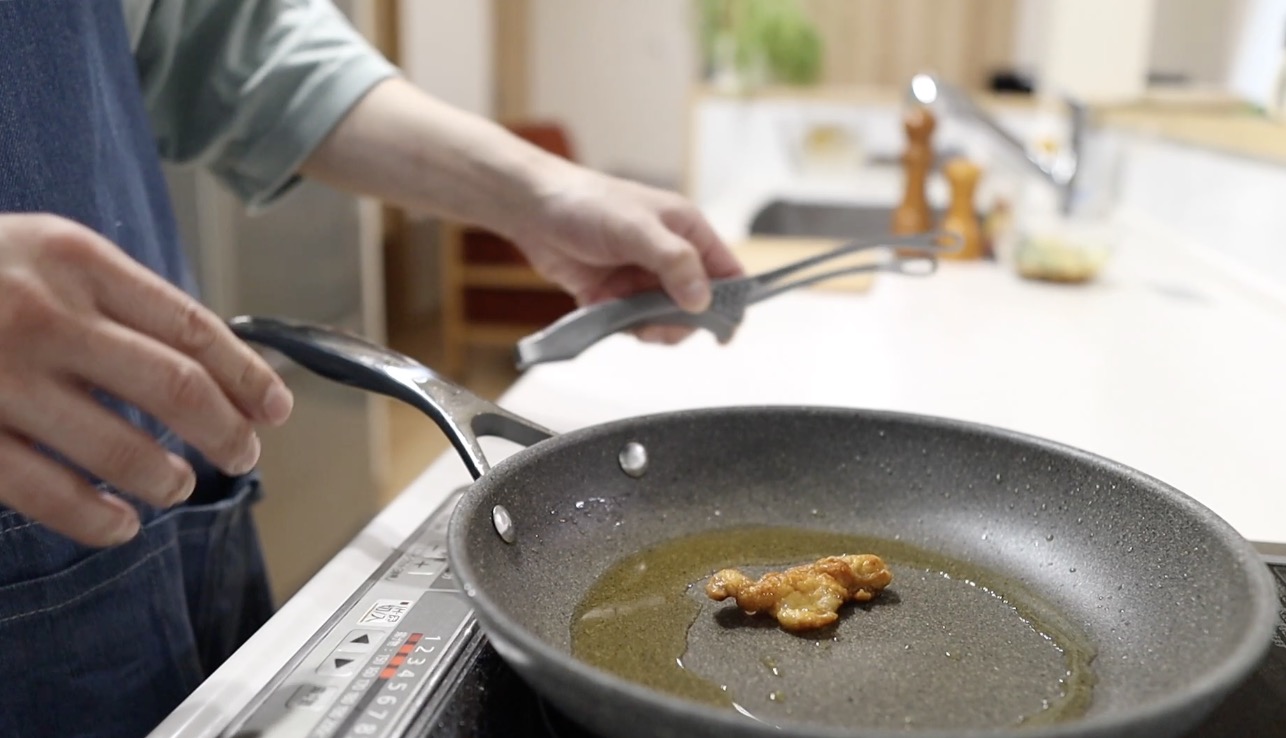 鶏皮をごま油でキツネ色に揚げ焼きにする