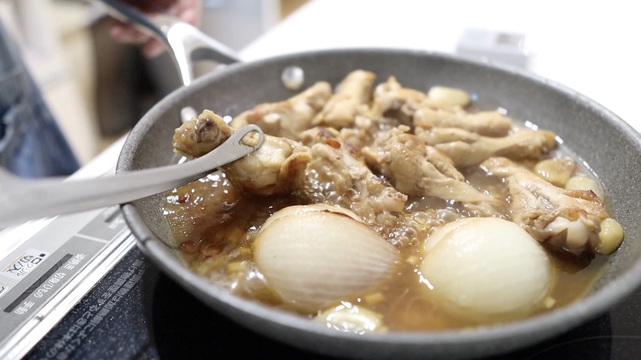 手羽元をひっくり返してさらに15分煮る