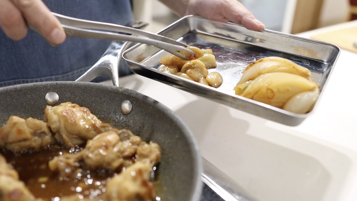 手羽元のさっぱり煮 玉ねぎとにんにくを取り出す