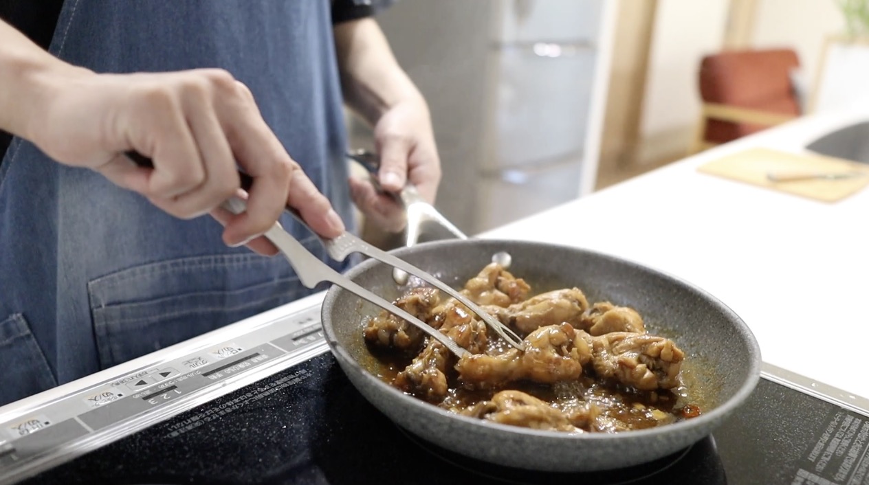 手羽元のさっぱり煮 煮汁を絡めながら煮詰める