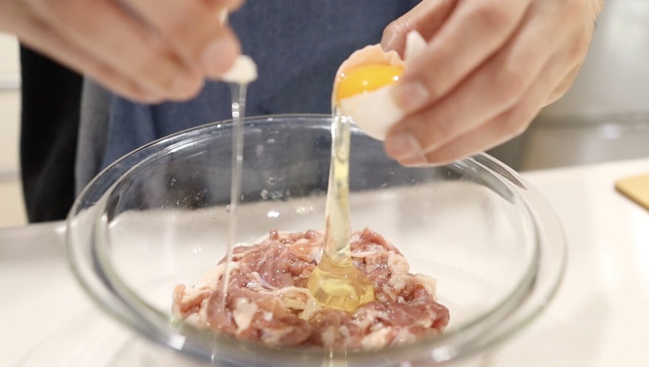 豚こまに卵白を加える