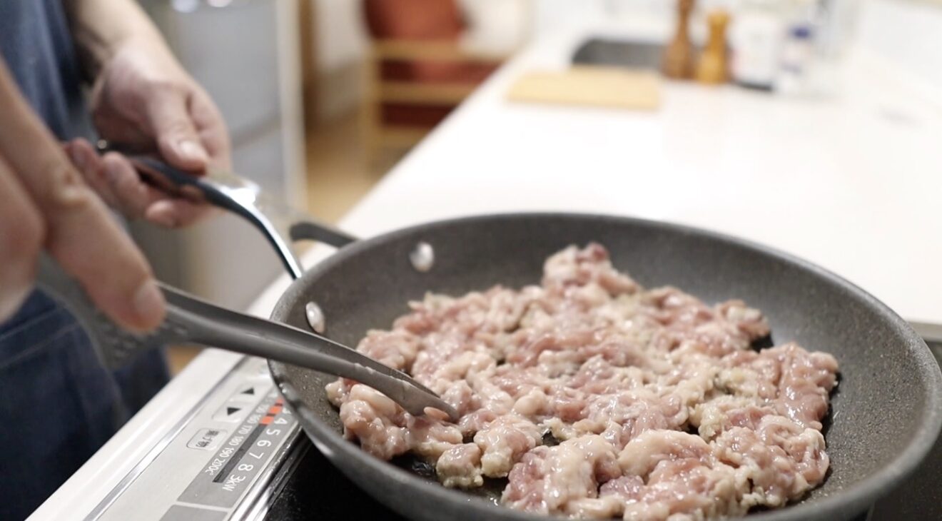 豚こまをほぐさず広げて中火で焼く