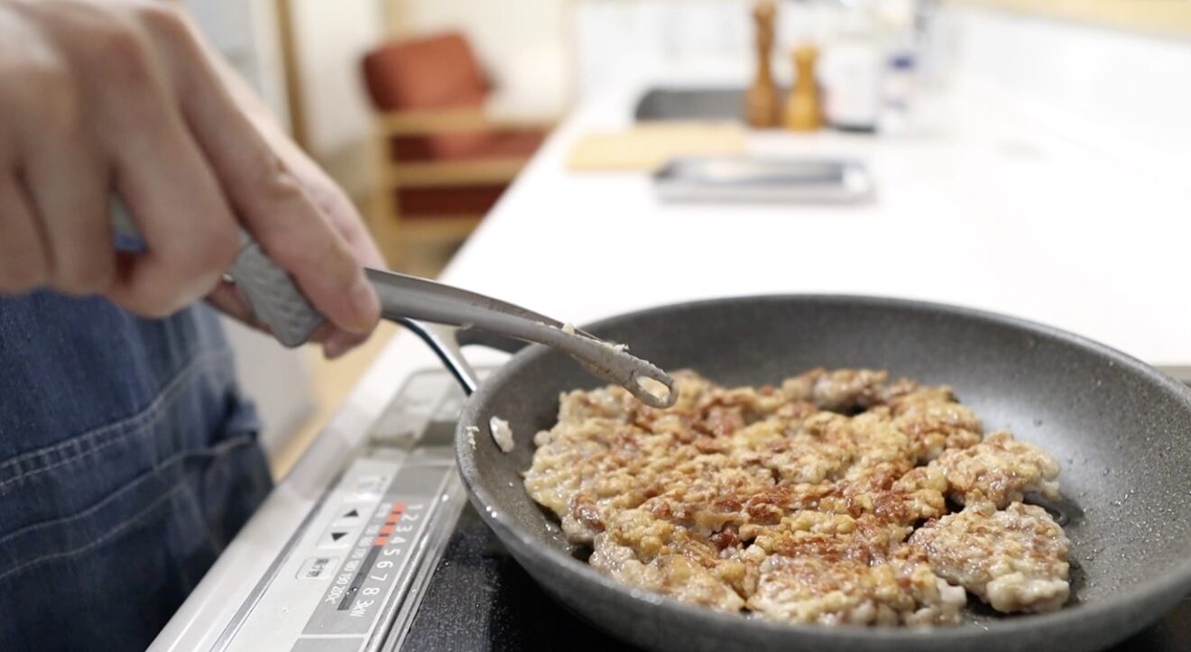 キツネ色に焼けた豚こまをひっくり返す