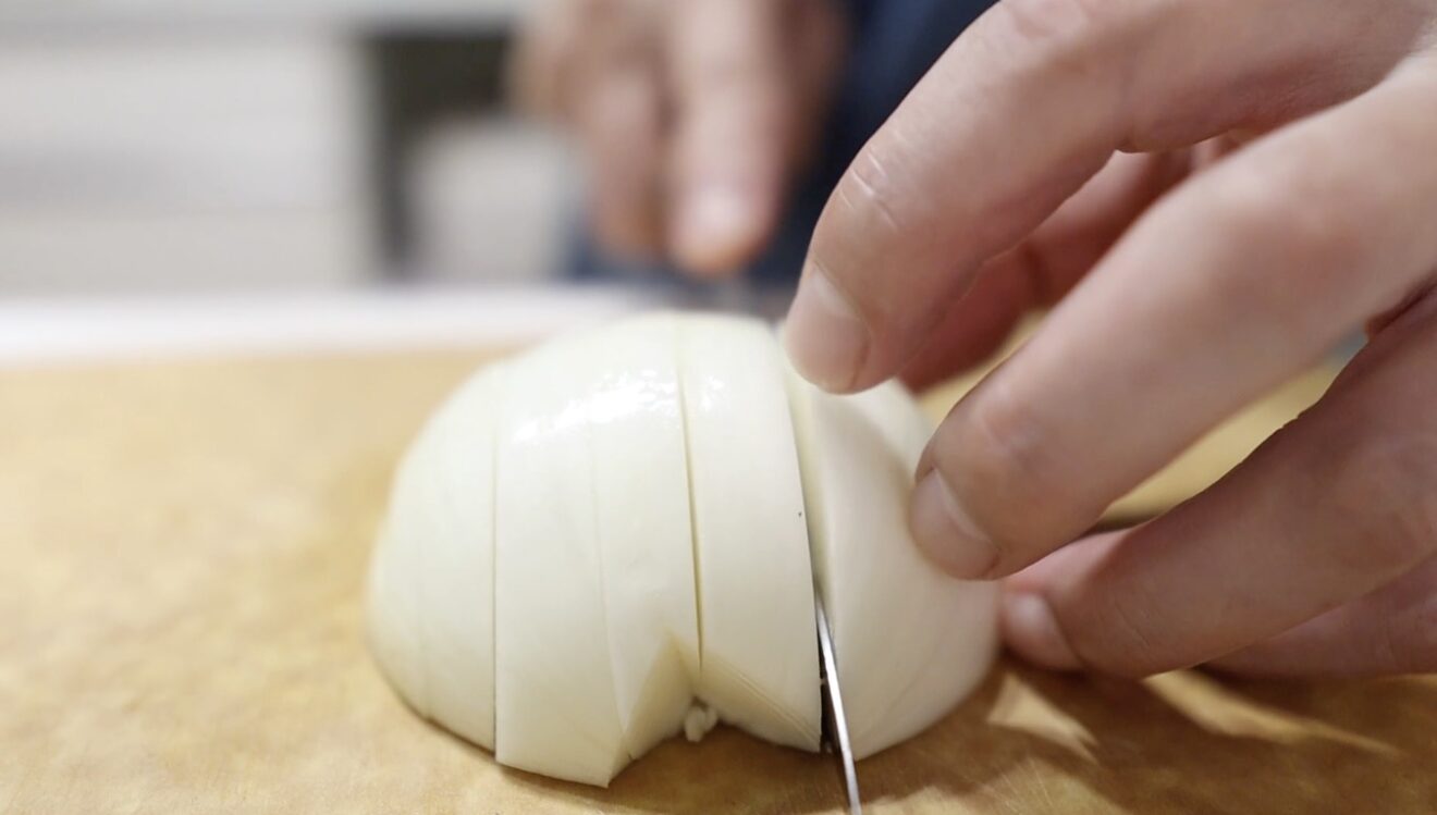 くし切りの玉ねぎを中火で炒める