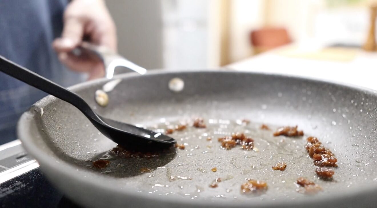 フライパンで味噌を軽く炒める