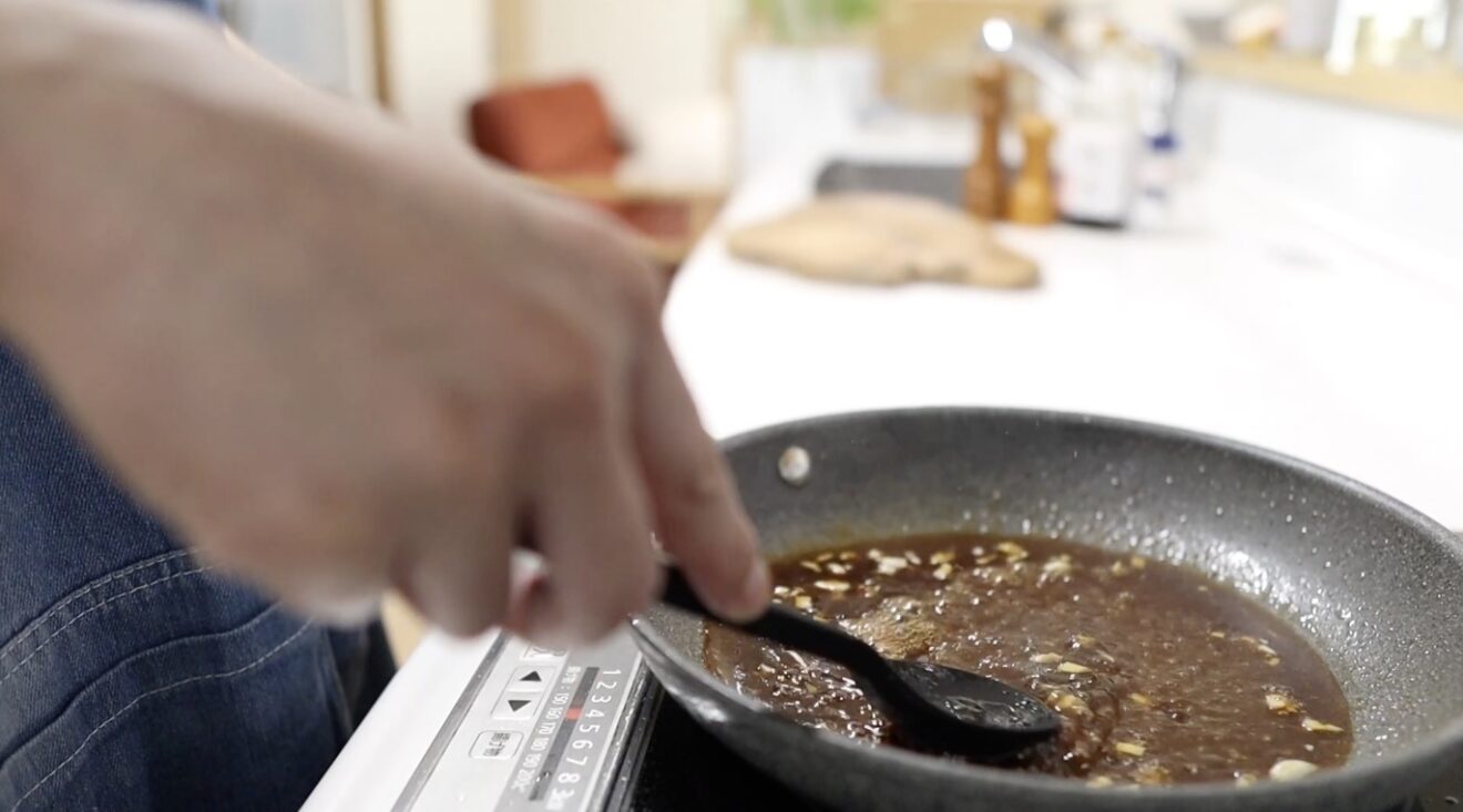 味噌にタレの調味料とにんにくを加えて煮詰める