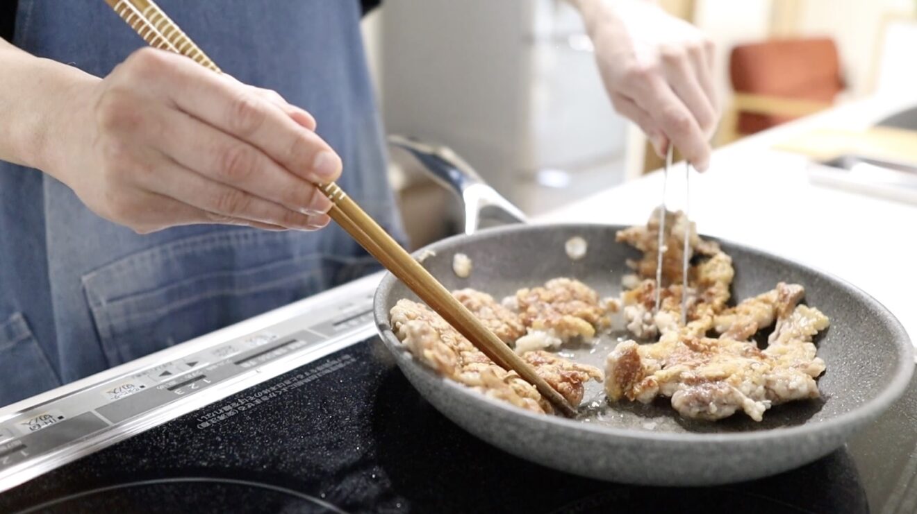 焼き上がった豚こまを軽くほぐして取り出す