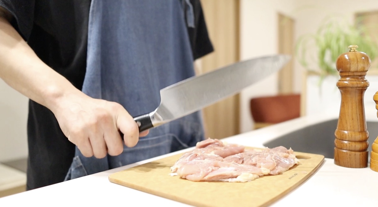 鶏もも肉を叩いて筋繊維を断ち切る