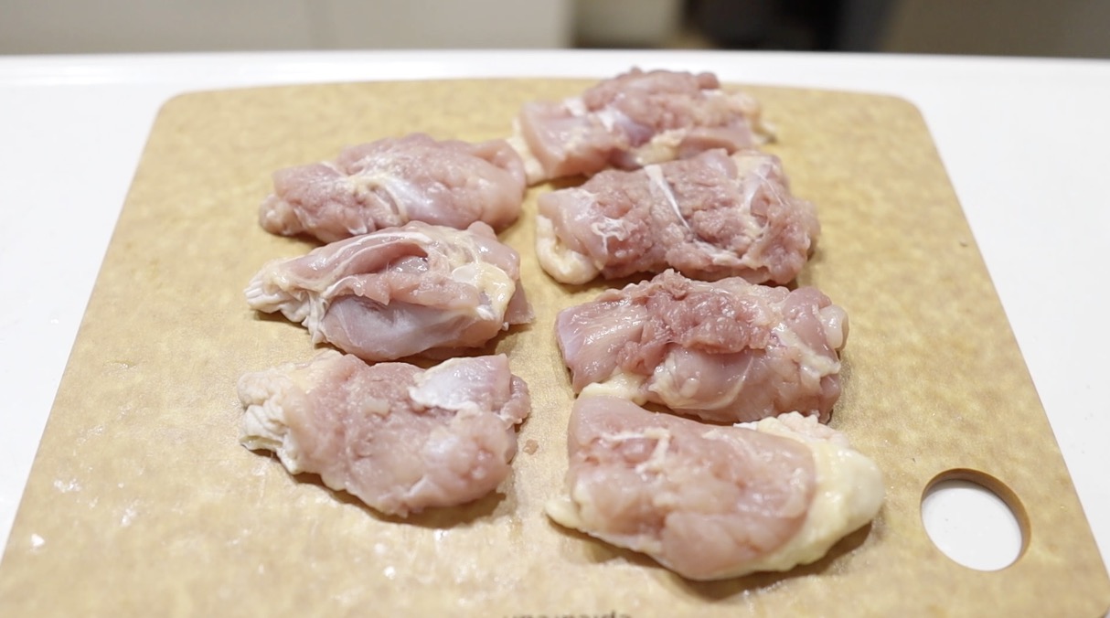 鶏もも肉を大きめの一口大にカットする