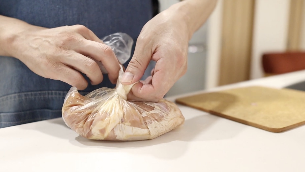 揉み込んだ鶏もも肉を空気を抜いて10分置く