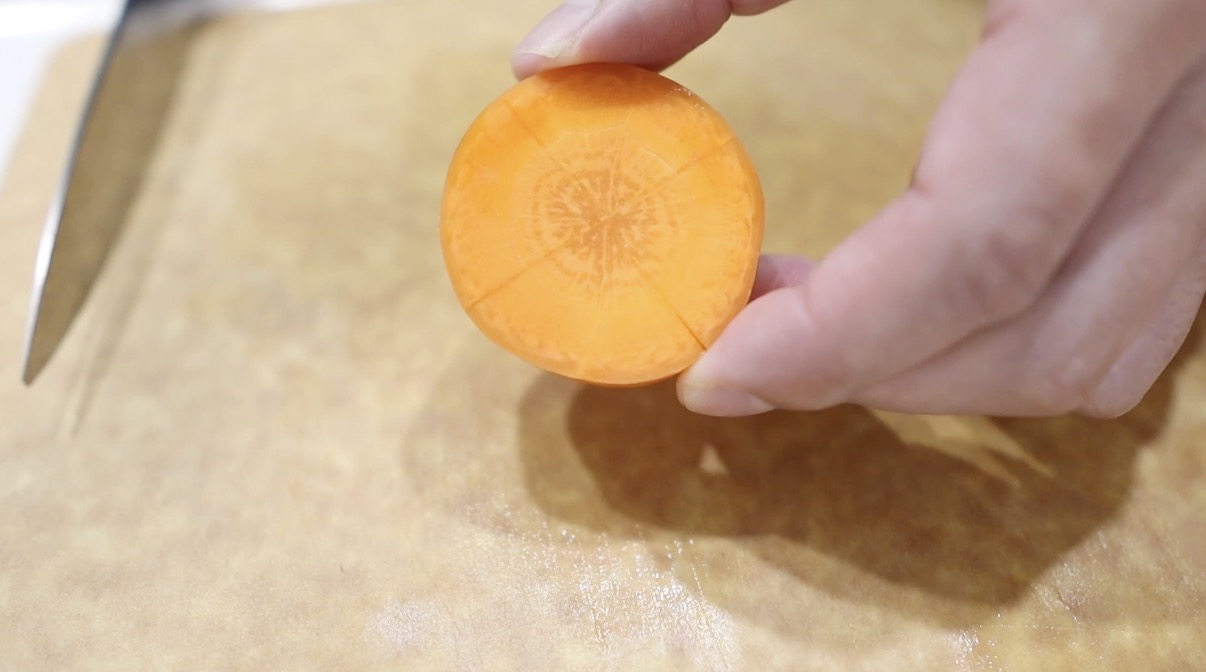 にんにくの皮を剥いて付け合わせを準備する
