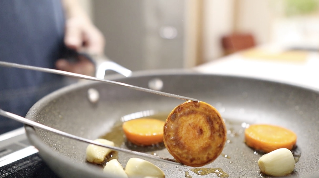 人参とにんにくをごま油で中火で焼く