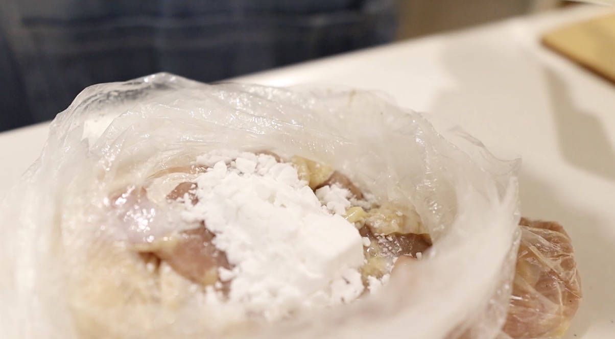 袋に片栗粉を入れて鶏もも肉にまぶす