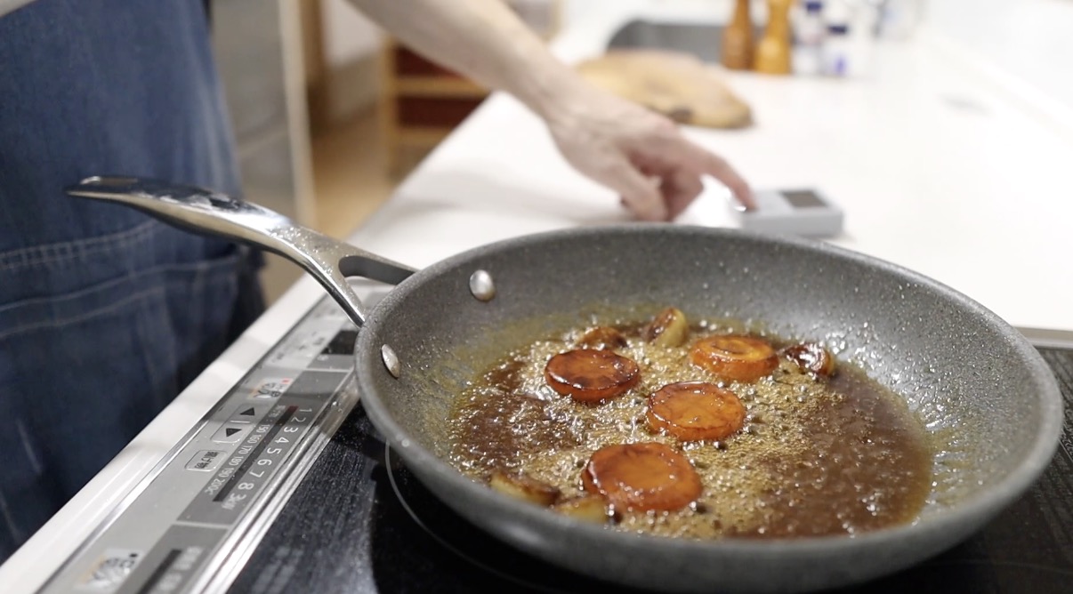 照り焼きのたれを3分煮詰めてとろみを出す