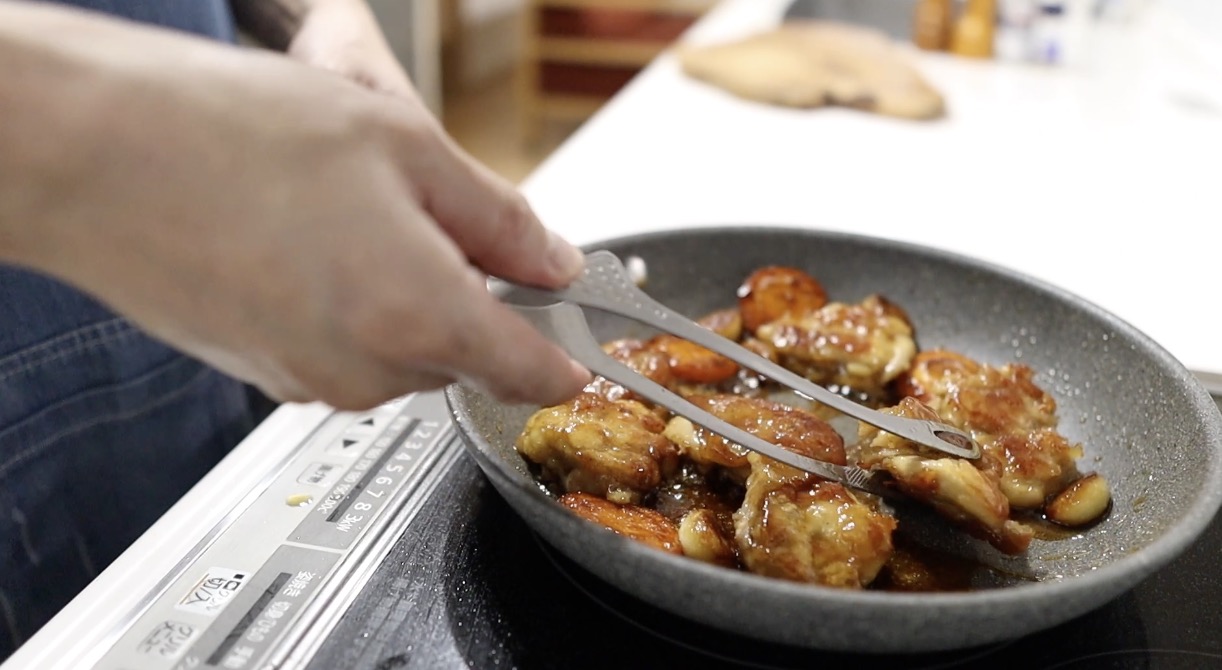 鶏もも肉を戻して照り焼きのたれを絡める