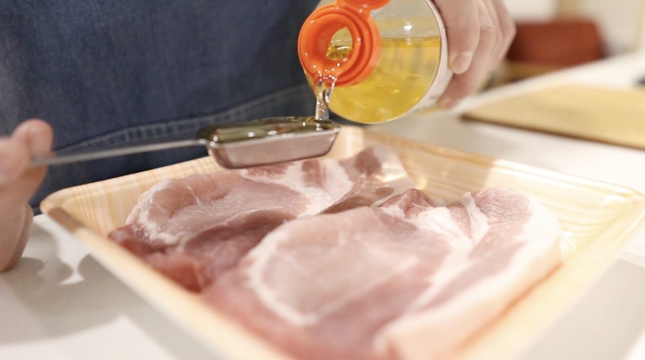 カツ丼 豚ロースにみりんと塩で下味をつける