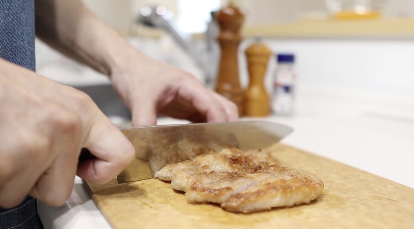 カツ丼 玉ねぎを炒めてカツ丼のタレを入れる