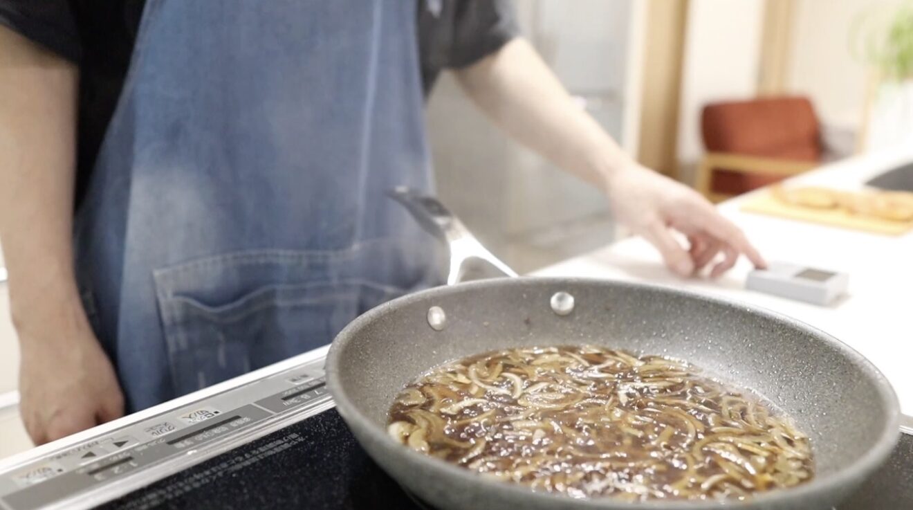 カツ丼 タレを煮てカツを入れる