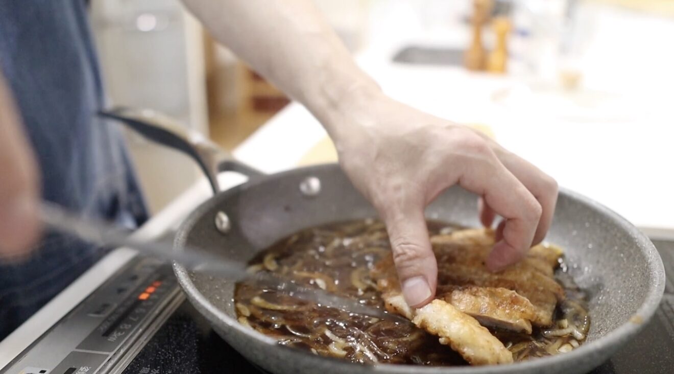 カツ丼 タレを煮てカツを入れる