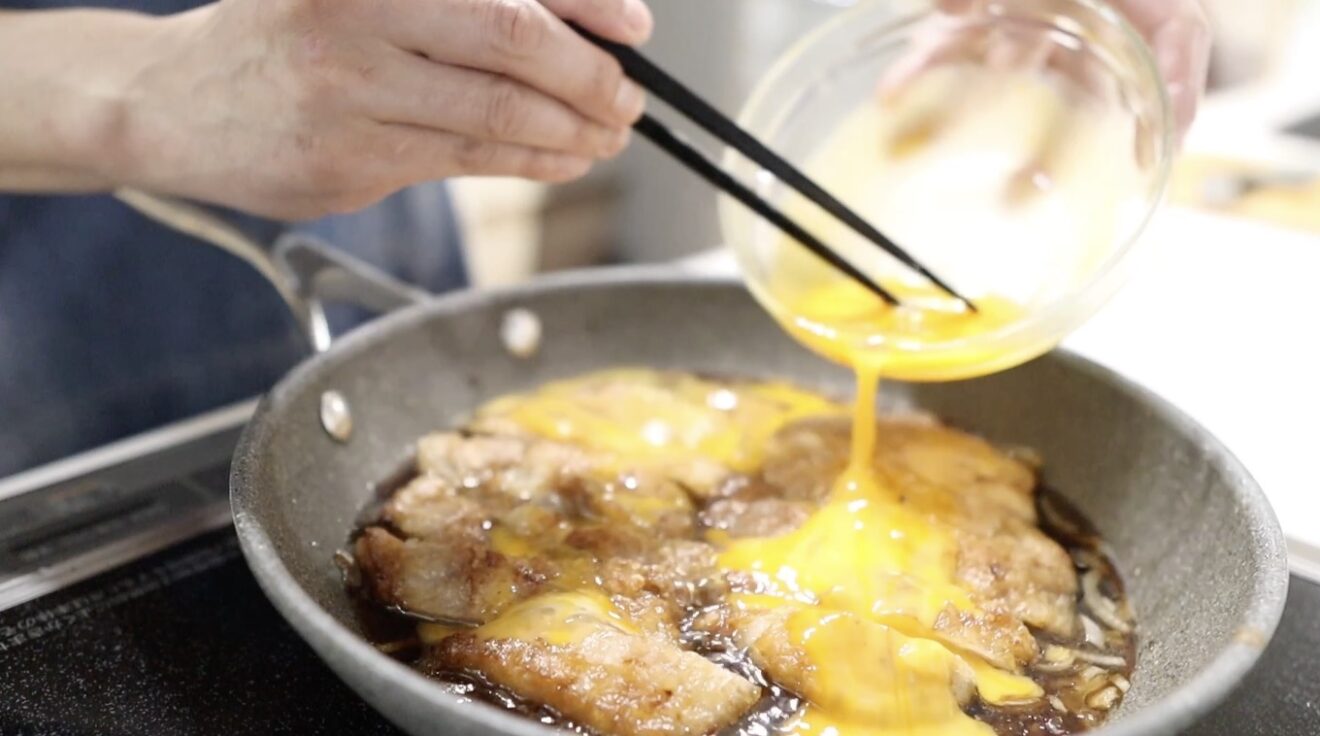 カツ丼 カツに卵を半量かける