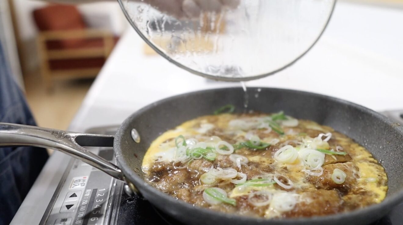 カツ丼 残りの卵と長ネギをのせる