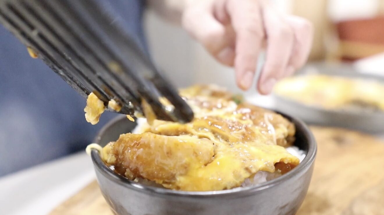 カツ丼 カツ丼の盛り付け