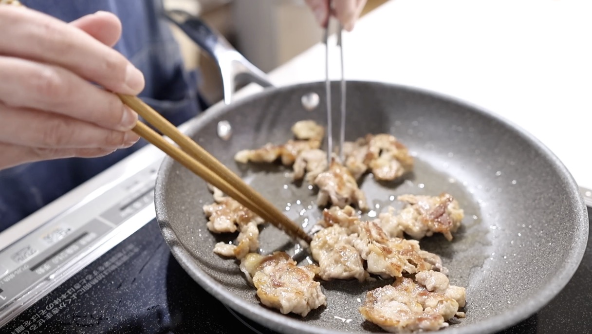 中華丼 豚こまを一口大にほぐして取り出す