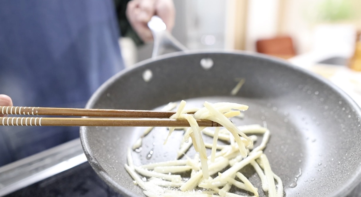 中華丼 たけのこと人参を炒める