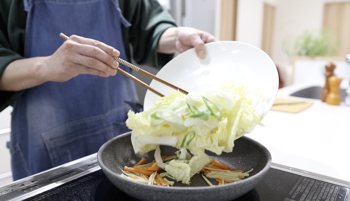 中華丼 白菜と長ネギと豚こまを入れて炒める