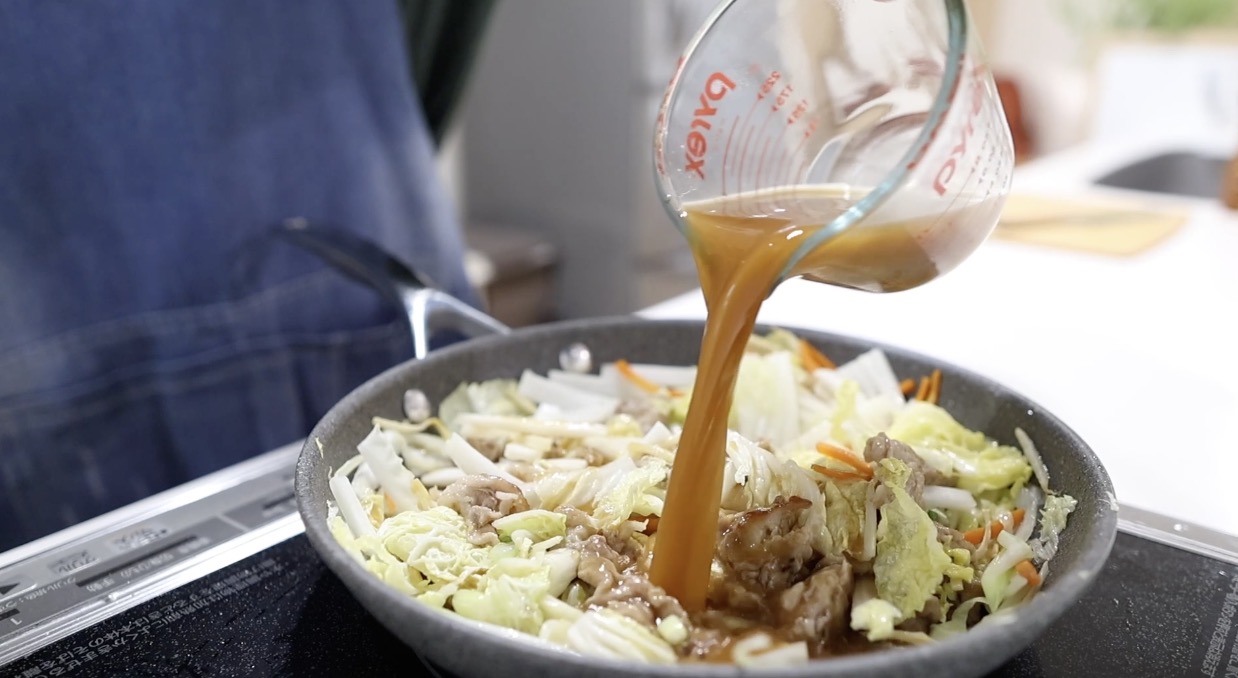中華丼 合わせ調味料を入れてとろみを付ける