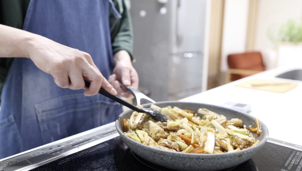 中華丼 火を止めて生姜のごま油を入れる