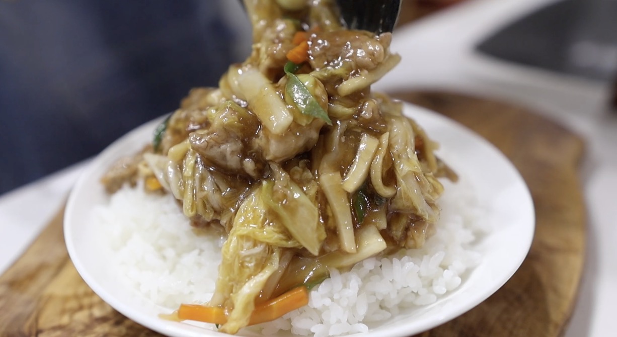 中華丼 ご飯にあんをかける