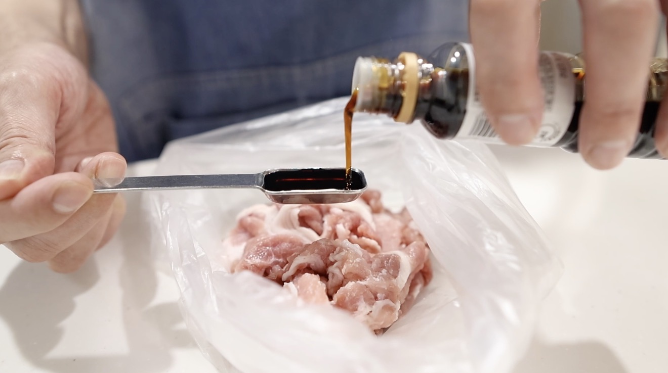 ねぎ豚 豚こまに醤油・砂糖・酒を揉み込む