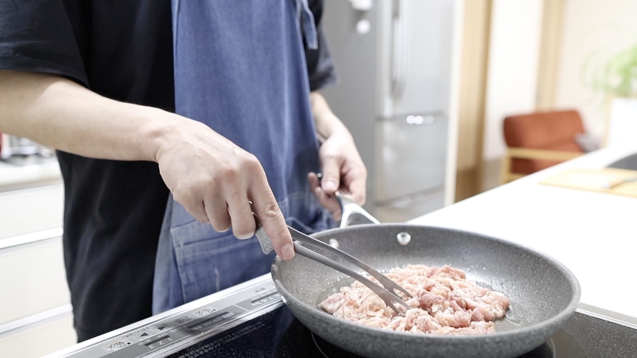 ねぎ豚 豚こまをフライパンに均一に広げる