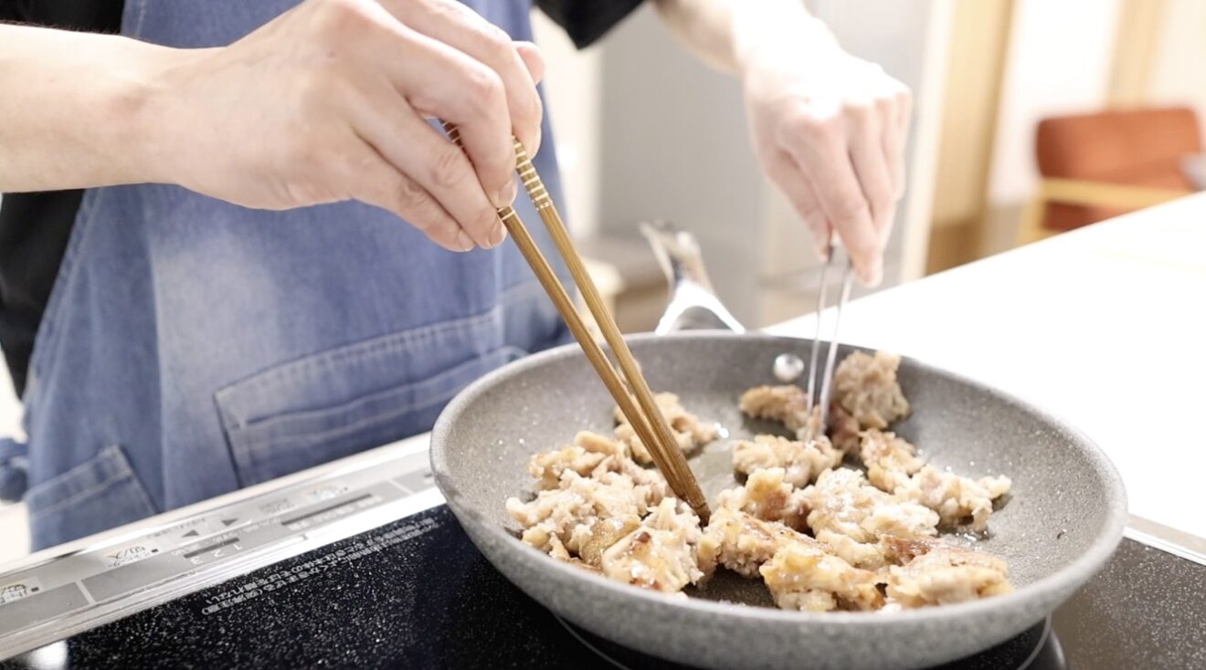 ねぎ豚 焼いた豚こまを一口大にほぐして盛る