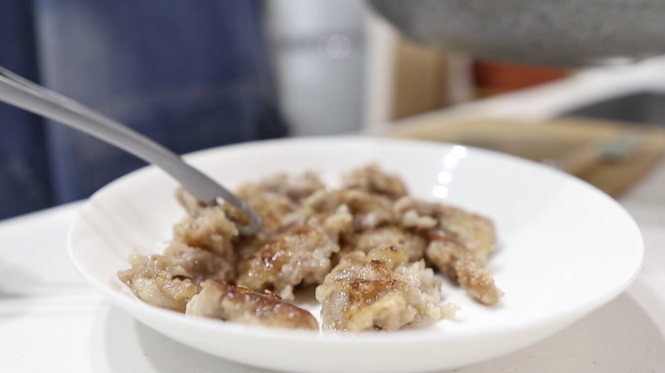 ねぎ豚 焼いた豚こまを一口大にほぐして盛る