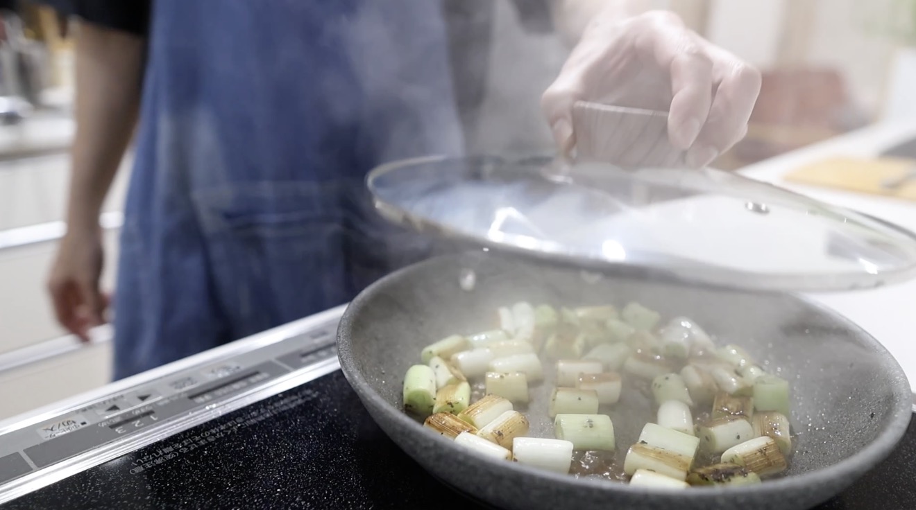 ねぎ豚 長ねぎを焼いて蒸して肉にのせる