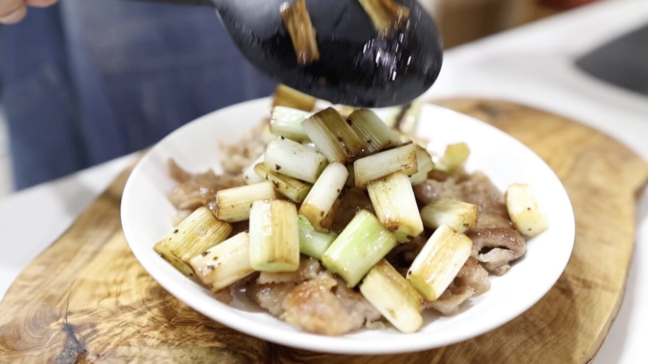 ねぎ豚 長ねぎを焼いて蒸して肉にのせる