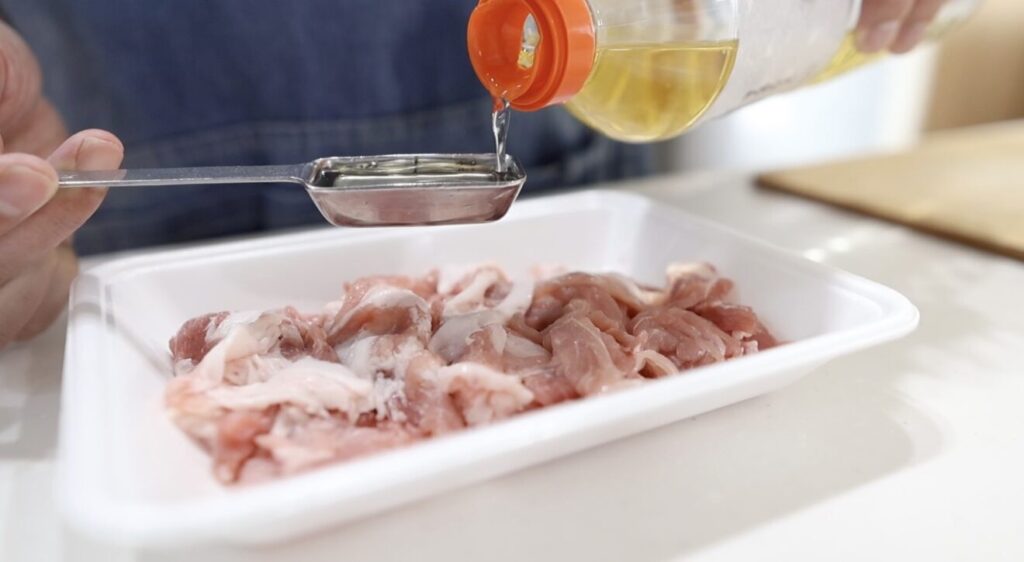 肉じゃが 豚こまにみりん・塩・片栗粉で下味をつける