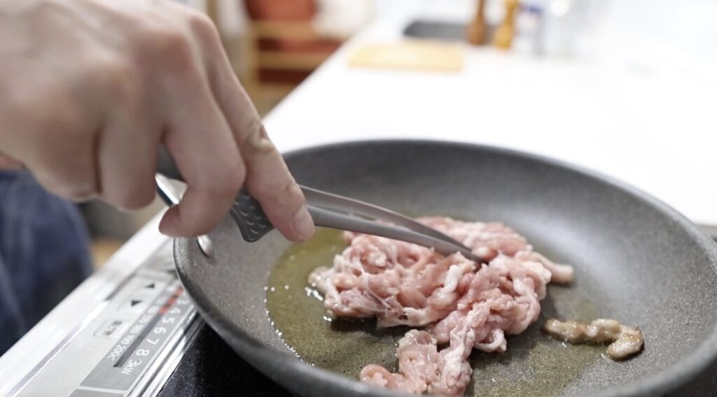 肉じゃが 豚こまをフライパンで焼く