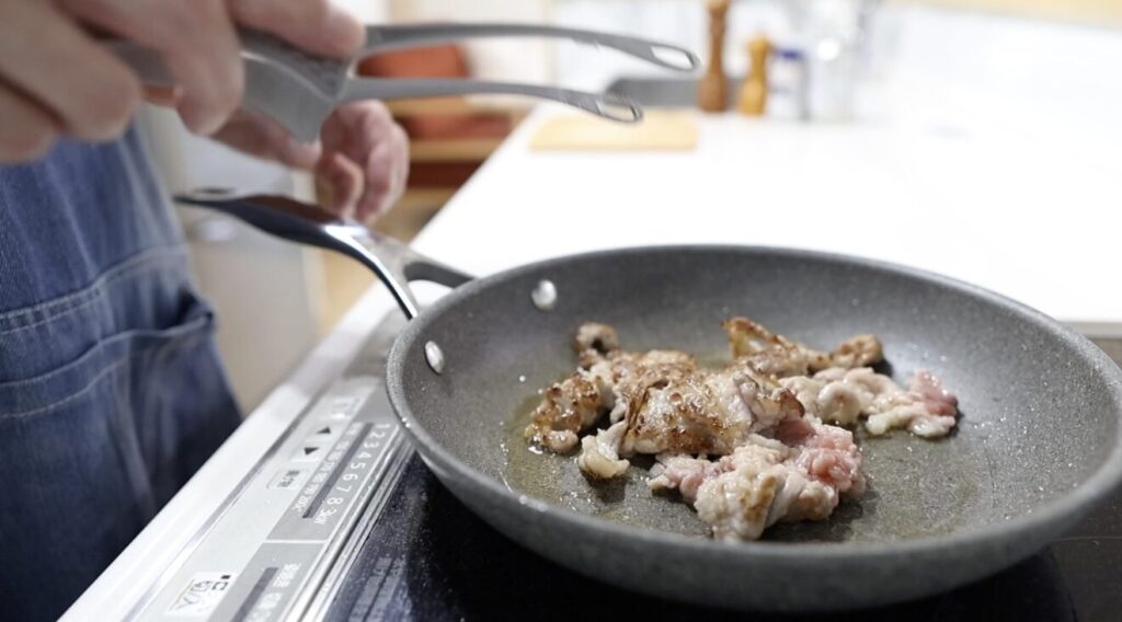 肉じゃが 豚こまをフライパンで焼く